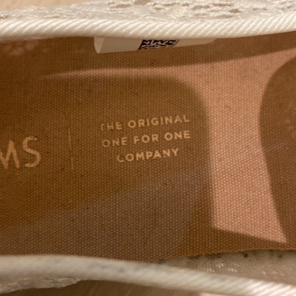 Toms - Picture 2 of 5